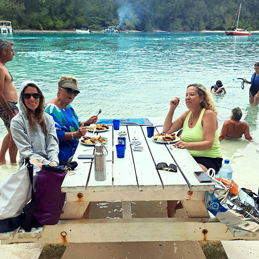 Déjeuner en bord de lagon